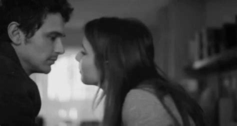 kissing couple gif|Kiss Gifs